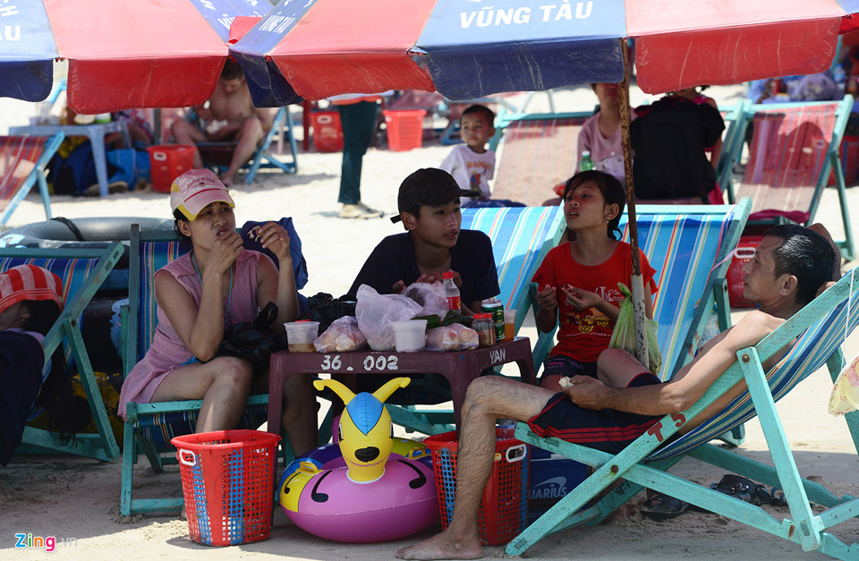 Hàng nghìn người nô đùa ở biển Vũng Tàu khi nhiệt độ gần 40 độ C